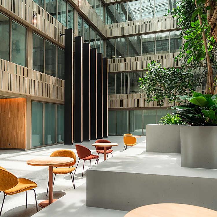 Die Atrien des Büroneubaus HEADS Office in Aschheim-Dornach bei München sind sieben Metern hoch.