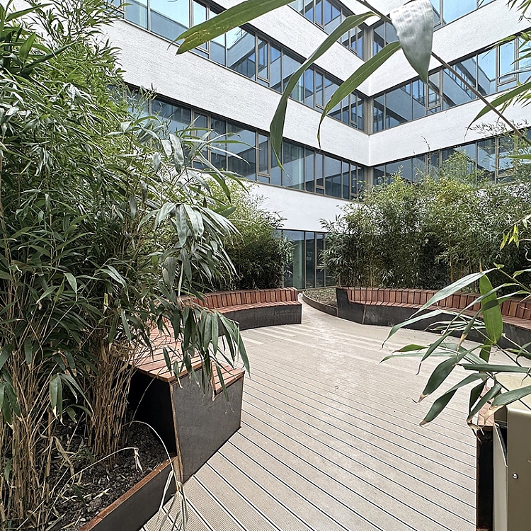 Wie im Dschungel: Bambus und in ruhigen Tönen gehaltene Holzbänke laden im HEADS zum Verweilen im offenen Garten ein.