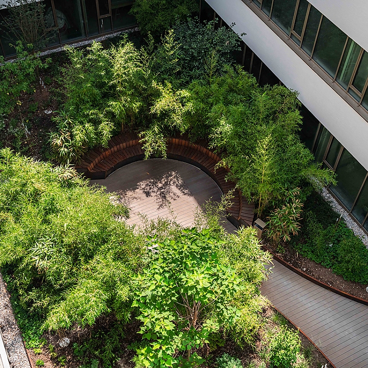 Der offene Ganzjahresgarten Secret Garden sorgt je nach Jahreszeit für unterschiedliche Farben und Begegnungssituationen.