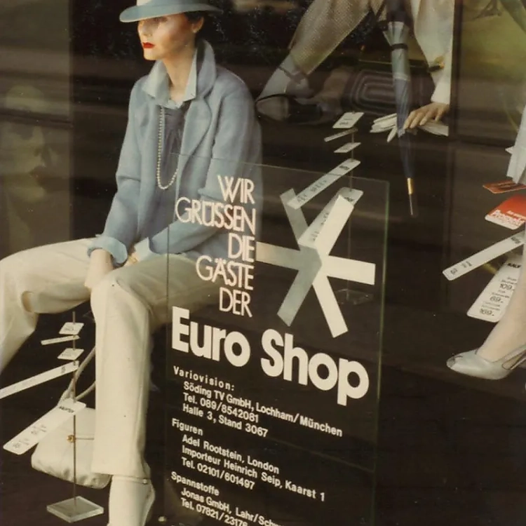 Schaufensterwerbung in Düsseldorf 1981.