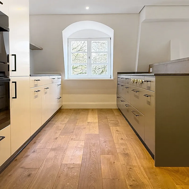 Die Bodenarbeiten in der kernsanierten Jugendstilvilla wurden in sieben Wohnungen auf fünf Etagen und rund 700 qm Gesamtfläche durchgeführt. Massive Landhausdielen und hochwertiges Stabparkett aus Eiche sind Blickfang im edlen Ambiente.