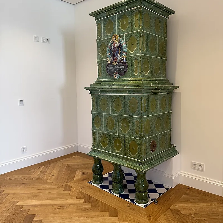 Hochwertiges Stabparkett im Fischgrätmuster mit Wandfries: Um die repräsentativen Flächen zu gestalten, kooperierten die Firmen Bauer GmbH & Co., Fußboden Zehetmair, Uzin Utz sowie der Hersteller Chêne de lʼest.