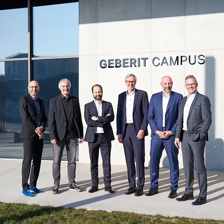 Geberit hat am 5. Februar das neue Schulungszentrum Geberit Campus eröffnet. V.l.n.r.: Michel Casertano, Partner Atelier Brückner und Projektleiter Architektur; Bernd Möller, Assoziierter Partner Atelier Brückner, Projektleiter Ausstellung; Cyril Stutz, Geschäftsführer Geberit Vertriebs GmbH; Meinolf Bürgermann, Leiter Kundenschulung Geberit Vertriebs GmbH; Gordon Hoffmann, Architekt und Projektmanager Geberit RLS Beteiligungs GmbH; Ralf Mösle, Leiter Bereich Technik Geberit Produktions GmbH. Foto: Geberit