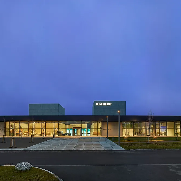 Die Architektur des neuen Geberit Campus öffnet sich in ihrer ganzen Transparenz nach innen und nach außen.