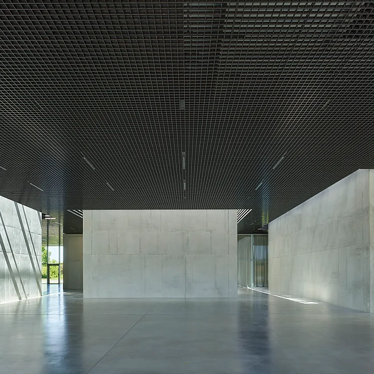 In einem offenen Raumgefüge entsteht ein Kreislauf: Wege kreuzen sich, Begegnungen sind gewollt und Orientierung entsteht intuitiv.