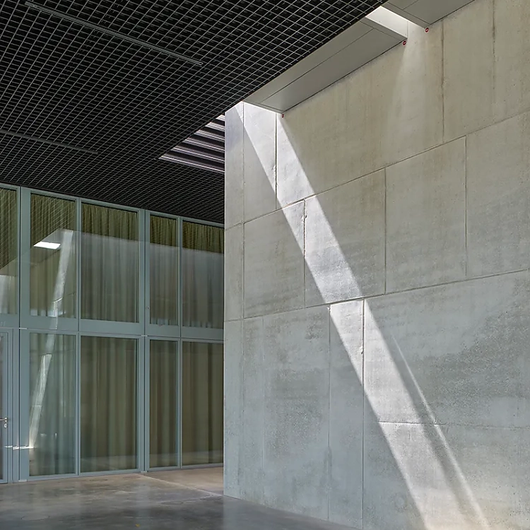 Helle und dunkle Zonen wechseln sich ab, Tageslicht wird gezielt geführt.