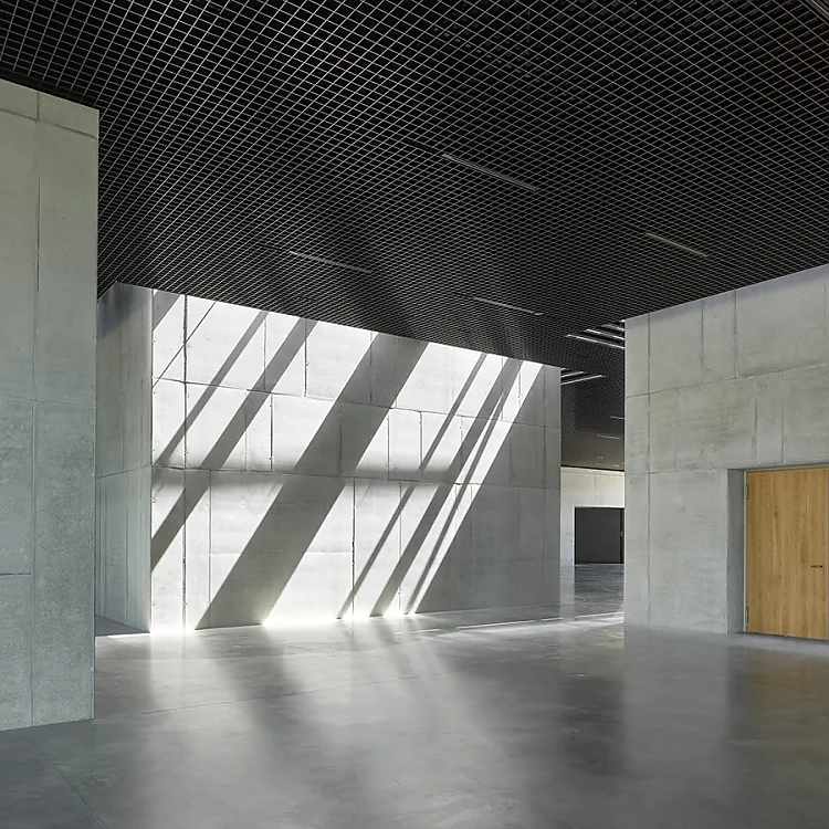 Materialität und Detail folgen derselben Logik der Reduktion. Sichtbeton, Glas und wenige, präzise gesetzte Holzelemente aus Eiche schaffen Ruhe und Konzentration.