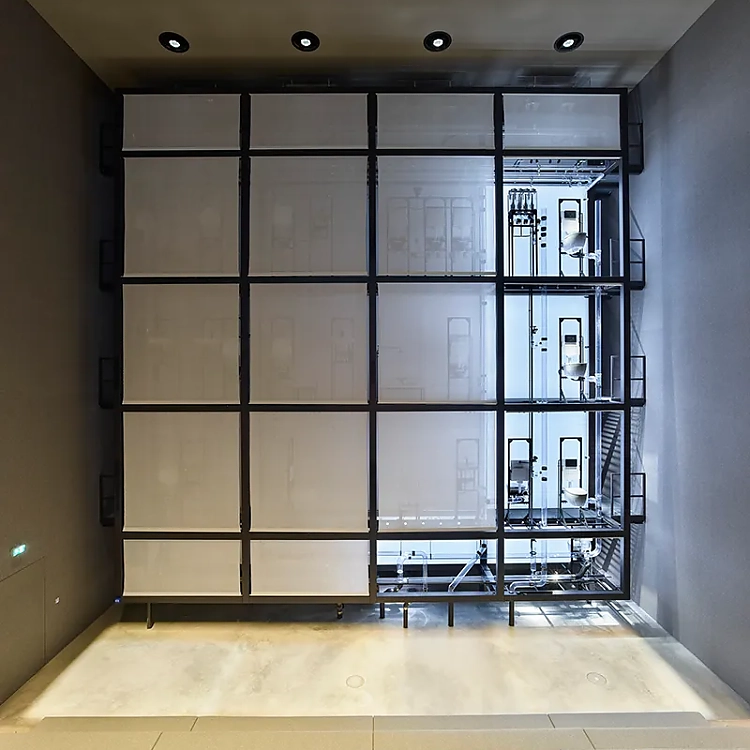 Im Abwasser-Kubus verdeutlichen über 25 unterschiedliche Situationen die Abwasserhydraulik, sichtbar gemacht in einer transparenten Installation von 11 mal 11 Metern.