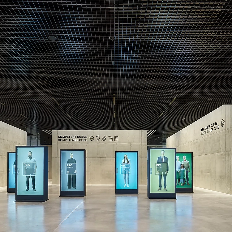 Das Forum des neuen Geberit Campus: Es ist Empfangs-, Warte- und Verweilbereich und Cafeteria. Hier ist Raum für Begegnung, Kommunikation und Dialog.