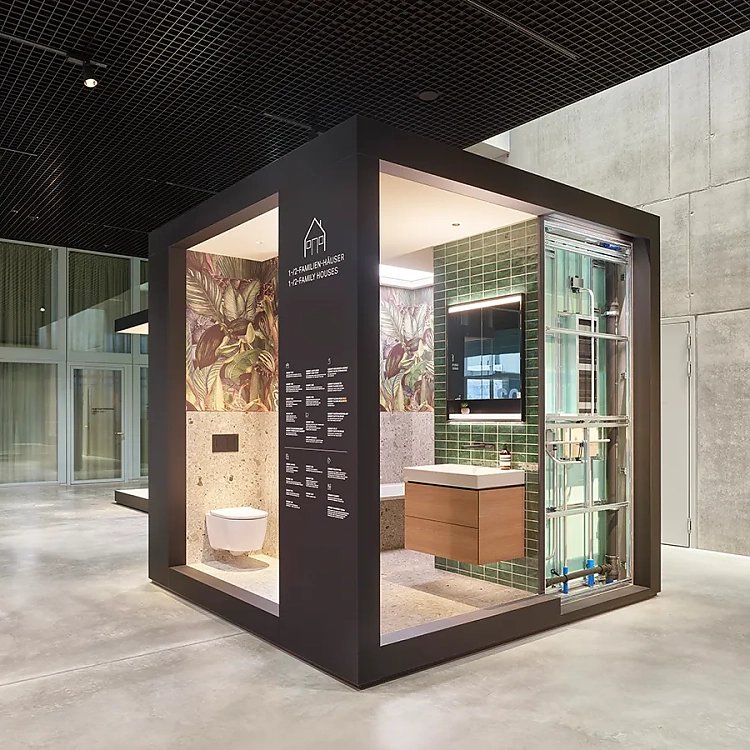 Ein zentraler Bestandteil sind die anwendungsorientierten Bauaufgaben. Begehbare Rauminstallationen zeigen reale Badsituationen – vom Wohnungsbau über Hotel bis zur barrierefreien Nutzung.