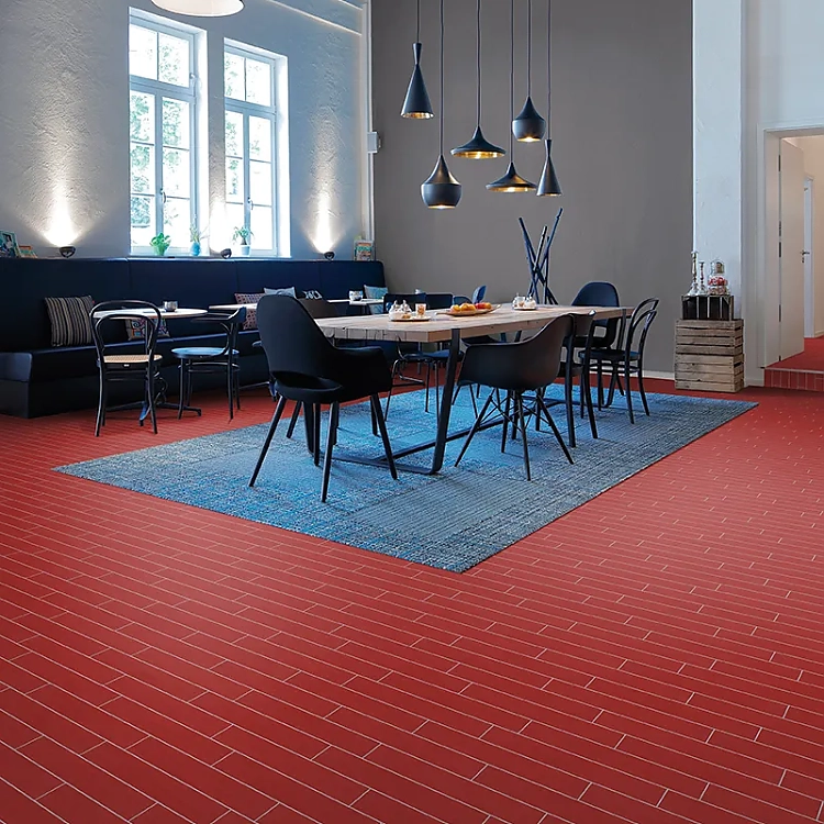 Gestaltung mit dem Dekor Zebrano Red und silberfarbenen Fugenprofilen.