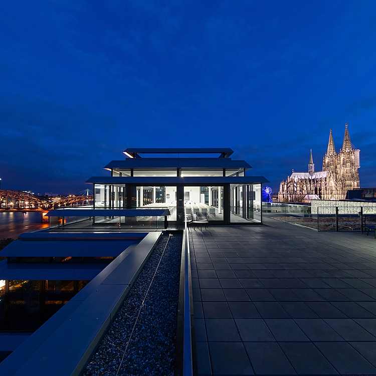 Der oberste Konferenzraum lädt zu einem 360°-Rundumblick über die Dächer von Köln ein und kann durch die verschiedenen Beleuchtungsszenarien den unterschiedlichen Nutzungsansprüchen gerecht werden.
