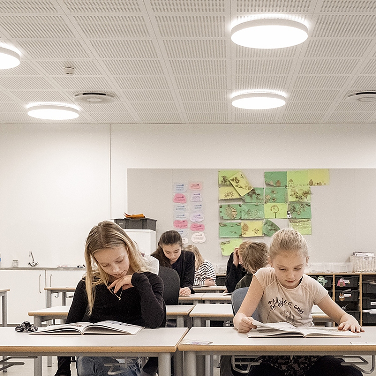 Lernsituation im Klassenzimmer bei 3.000 Kelvin