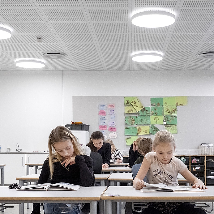 Lernsituation im Klassenzimmer bei 4.000 Kelvin