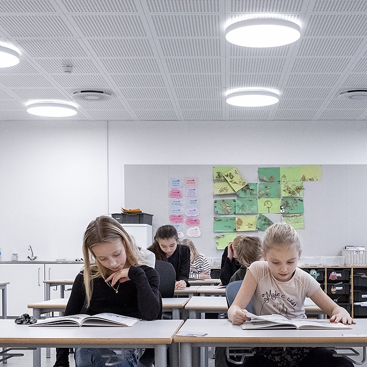 Lernsituation im Klassenzimmer bei 6.000 Kelvin