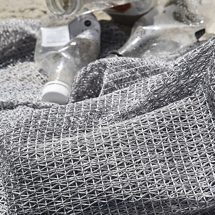 „Upcycled Marine Plastic“ ist aufbereitetes Meeresplastikabfällen, welche in einem res- sourcenschonenden Prozess zu einem hochwertigen Polyester-Garn verarbeitet werden. 