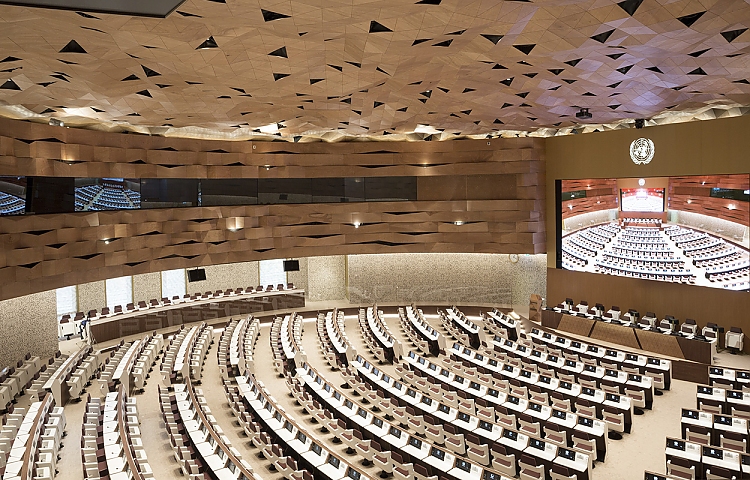 Hall XIX im Palais de Nations in Genf: Deckensystem mit integrierter Belechtung